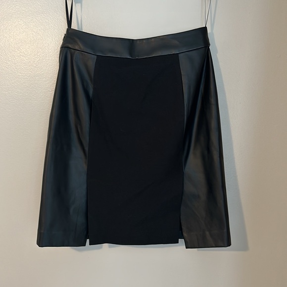 Women’s Pleather Pencil Skirt - Banana Republic - Size 2 - Picture 3 of 6